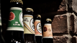 Por qué la cerveza se sigue vendiendo en botellas de cristal en lugar de plástico